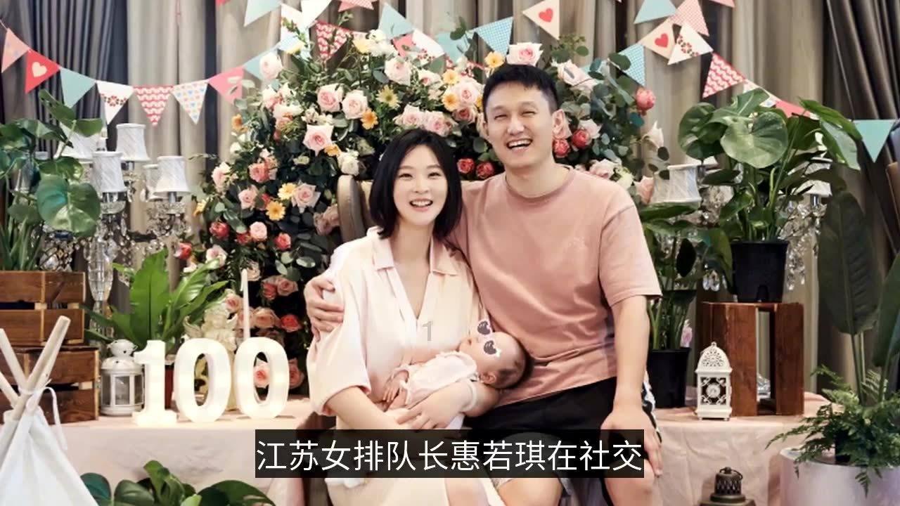 黄磊老婆晒多多妹妹臭美照,偷穿妈妈高跟鞋,配碎花裙复古俏皮